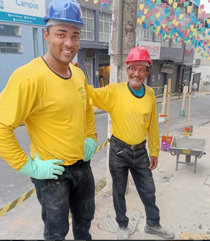 Profissionais da construtora utilizando capacetes, luvas e uniforme de segurança