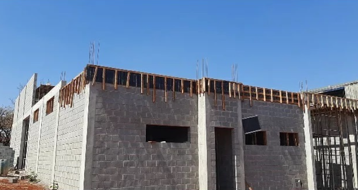 Construção na etapa de estrutura e alvenaria