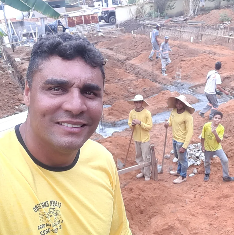 Equipe trabalhando na fundação de uma obra