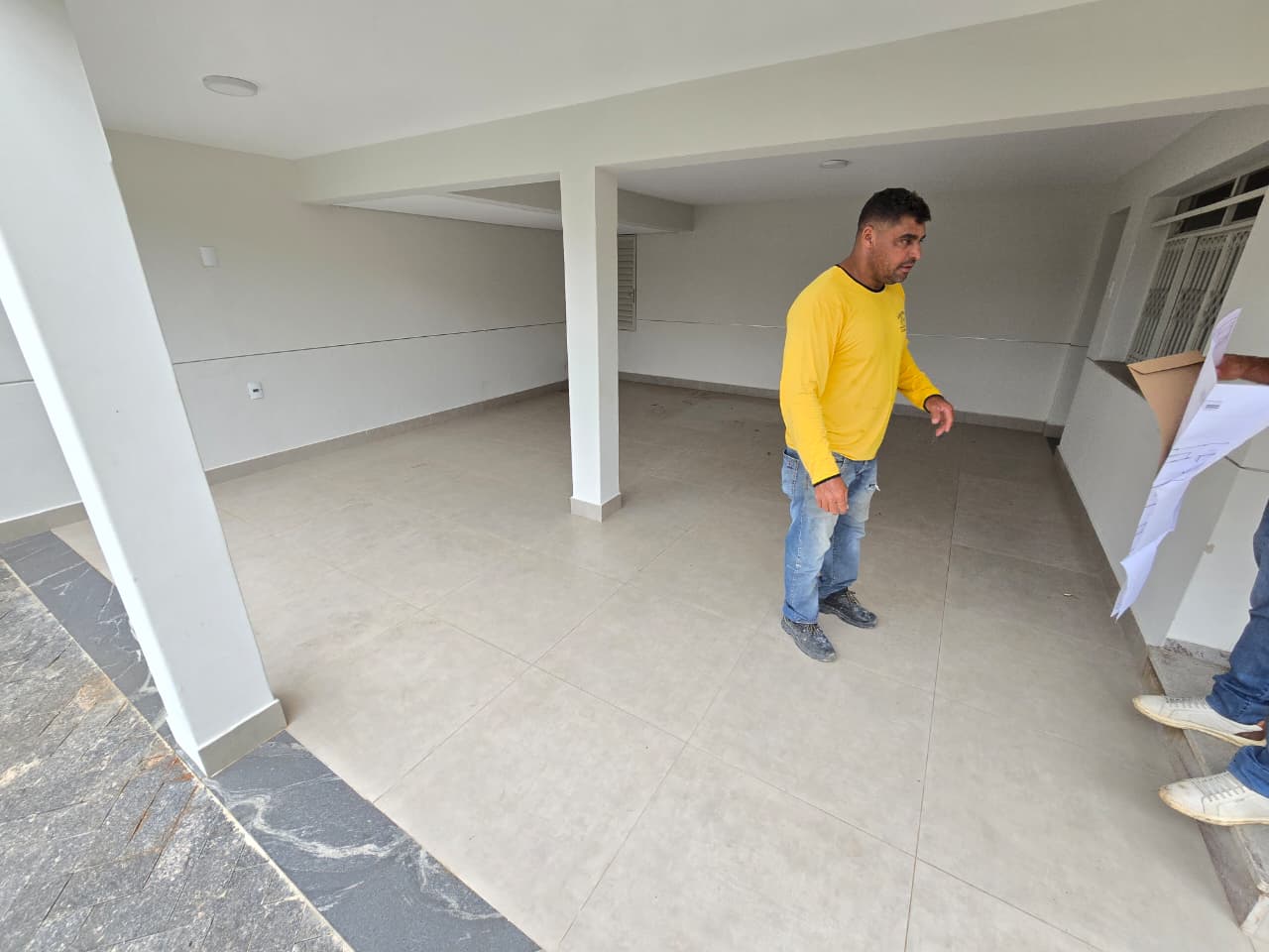 Cleber acompanhando a vistoria de um ambiente finalizado