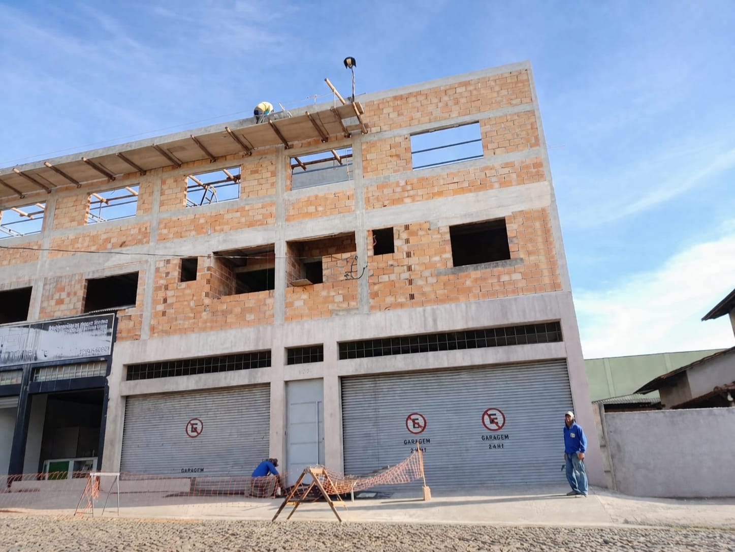 Edificação comercial na etapa de estrutura e alvenaria