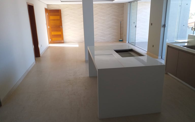 Ambiente interno com piso e acabamento finalizados
